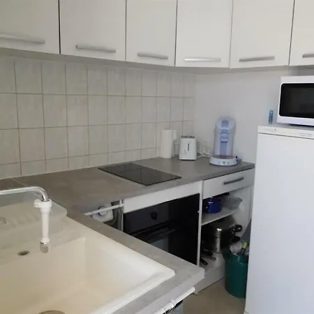 Vakantiehuis House Maisonnette Proche Du Centre Bourg 1