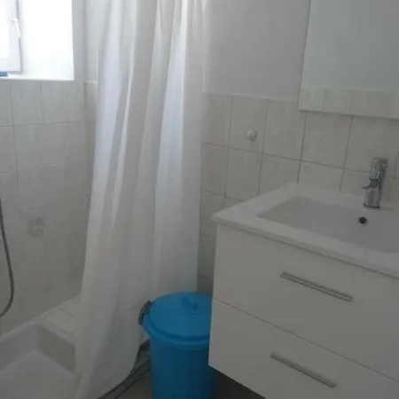 House Maisonnette Proche Du Centre Bourg 1 *
